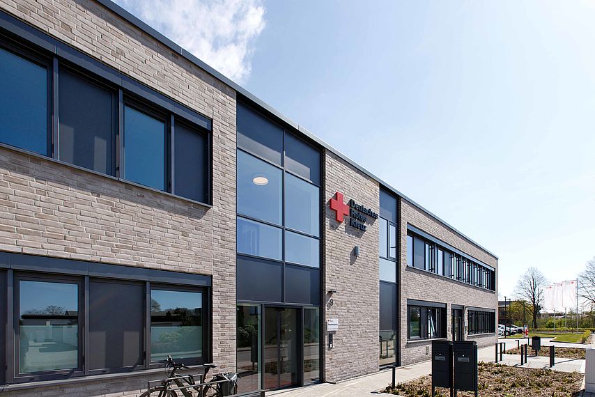 das ist das Gebäude der DRK Kreisgeschäftsstelle in Husum, flaches Gebäude mit einem Erdgeschoss und einem Obergeschoss